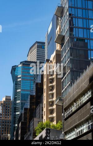 Bürogebäude und Mehrfamilienhäuser entlang der E. 43. St., Midtown Manhattan, 2022, New York City, USA Stockfoto