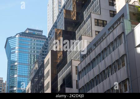 Bürogebäude und Mehrfamilienhäuser entlang der E. 43. St., Midtown Manhattan, 2022, New York City, USA Stockfoto