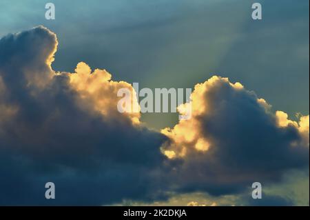 Die Wolken werden vom Abenduntergang im ländlichen Alberta Canada beleuchtet. Stockfoto