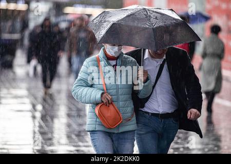 Istanbul, Türkei. 22. September 2022. Die Menschen sahen, wie sie bei einem Regen mit Sonnenschirmen um den Karakoy Kai wanderten. Der starke Regen, der in Istanbul wirksam war, hat das Leben um die Galata-Brücke und den Karakoy-Dock negativ beeinflusst. (Foto von Onur Dogman/SOPA Images/Sipa USA) Quelle: SIPA USA/Alamy Live News Stockfoto