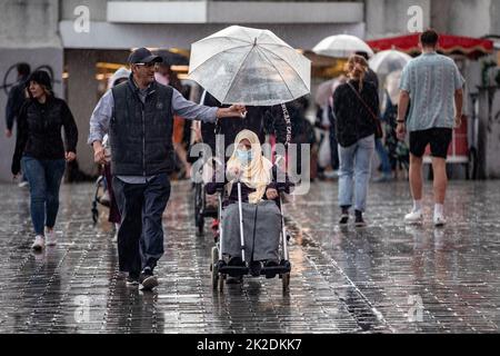 Istanbul, Türkei. 22. September 2022. Die Menschen sahen, wie sie bei einem Regen mit Sonnenschirmen um den Karakoy Kai wanderten. Der starke Regen, der in Istanbul wirksam war, hat das Leben um die Galata-Brücke und den Karakoy-Dock negativ beeinflusst. (Foto von Onur Dogman/SOPA Images/Sipa USA) Quelle: SIPA USA/Alamy Live News Stockfoto