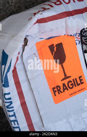 Beschädigter USPS-Kasten als zerbrechlich markiert, USA, 2022 Stockfoto