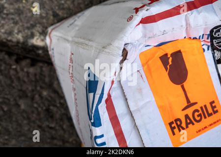 Beschädigter USPS-Kasten als zerbrechlich markiert, USA, 2022 Stockfoto