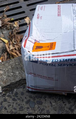 Beschädigter USPS-Kasten als zerbrechlich markiert, USA, 2022 Stockfoto