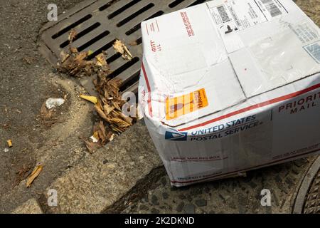 Beschädigter USPS-Kasten als zerbrechlich markiert, USA, 2022 Stockfoto