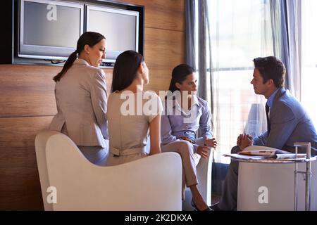 Es gibt keinen Ersatz für harte Arbeit. Eine Gruppe von Geschäftskollegen, die ein Treffen abhalten. Stockfoto