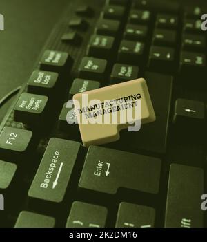 Konzeptionelle Überschrift Investitionsstrategie. Internet-Konzept, das eine Investorenentscheidung auf der Grundlage von Zielen, Risiken usw. leitet vier Mitarbeiter zeichnen Standing Holding Large Arrow für Erfolg. Stockfoto