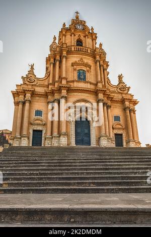 Fassade der St. George Kathedrale in Ragusa, Sizilien, Italien Stockfoto