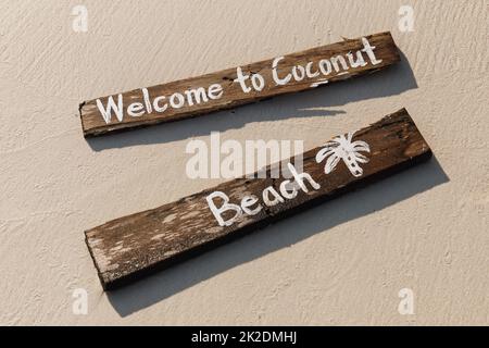 Holzschild mit Schriftzug am Strand Stockfoto