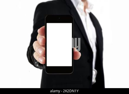 Geschäftsmann in schwarzem Anzug zeigt leeren Bildschirm Smartphone Stockfoto