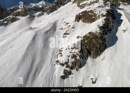 Skipiste entlang der Piste im Mont Blanc Massiv in den italienischen Alpen in Courmayeur, Italien Stockfoto