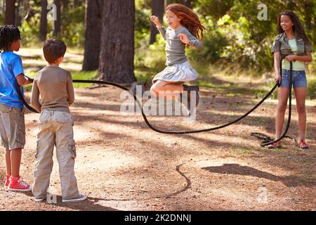 Das Sommercamp ist voller Spaß und Freundschaft. Kinder spielen während des Camps. Stockfoto