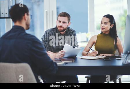 Gedanken und Ideen austauschen. Aufnahme einer Gruppe junger Designer, die in einem Büro diskutieren. Stockfoto