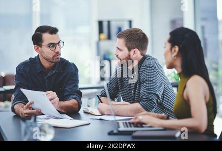 Gemeinsam ihre große kreative Vision verwirklichen. Aufnahme einer Gruppe junger Designer, die in einem Büro diskutieren. Stockfoto