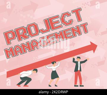 Schreiben mit Anzeige von Text Project Management. Unternehmensübersicht Fähigkeiten im Anwendungsprozess zum Erreichen von Zielen und Ziel vier Mitarbeiter zeichnen Standing Holding Large Arrow for Success. Stockfoto