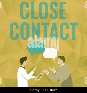 Textüberschrift für engen Kontakt. Konzept bedeutet, dass man sich in der Vergangenheit direkt mit einem Kasepatienten beschäftigt hat, zwei männliche Kollegen, die stehen und Gedanken mit Sprechblasen teilen. Stockfoto
