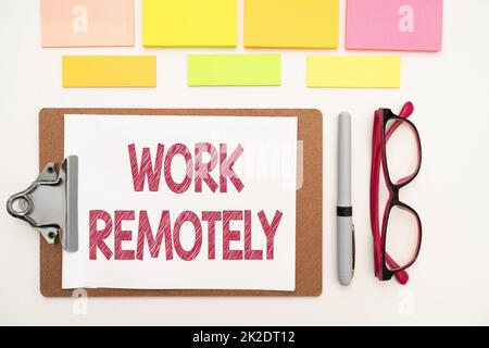 Schreiben Anzeige Text Arbeit Remote. Internet-Konzept Remote Arbeiten Mehrere Sortierte Sammlung Büro Schreibwaren Foto Über Tisch Platziert Stockfoto