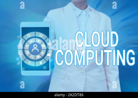Handgeschriebenes Schild Cloud Computing. Word for Use ein Netzwerk von Remote-Servern, die auf dem Bildschirm der Internet Lady Press des Mobiltelefons gehostet werden und die futuristische Technologie zeigen Stockfoto