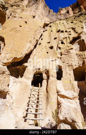 Pueblo-Wohnungen im Bandelier National Monument Stockfoto