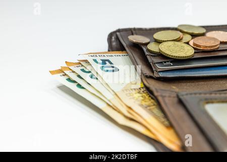 Offene braune Lederbörse mit Geld und Kreditkarten Stockfoto