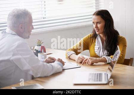 Wie würden Sie das Gefühl beschreiben? Aufnahme eines Arztes, der sich mit seiner jungen Patientin trifft. Stockfoto