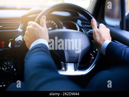 Die tägliche Pendelanfahrtsweg. Aufnahme eines Geschäftsmanns, der sein Auto fährt. Stockfoto