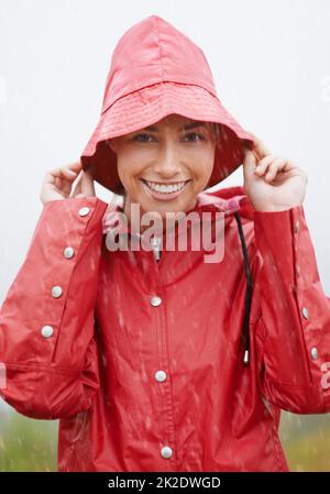 Ich bin für jedes Wetter bereit. Kurzer Schuss einer attraktiven jungen Frau, die im Regen steht. Stockfoto