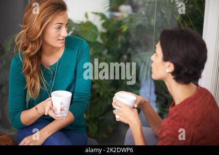 Ist das so? Aufnahme von zwei professionellen Frauen, die bei einem Kaffee in einem informellen Bürogebäude eine Diskussion führen. Stockfoto