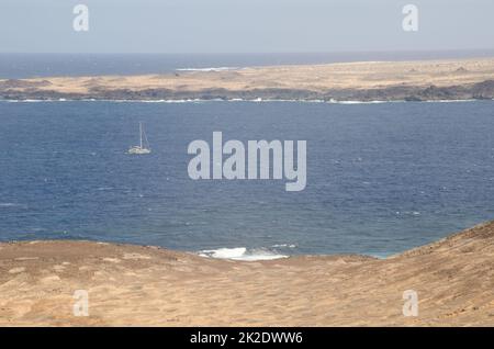 Segelboot zwischen Montana Clara und La Graciosa. Stockfoto