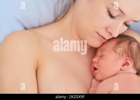 Sie lässt nur mein Herz schmelzen. Aufnahme einer schönen jungen Mutter und ihres neugeborenen Mädchens, die zusammen in einem Krankenhausbett schlafen. Stockfoto