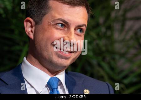 Austin, TX, USA. 22. September 2022. Der US-Verkehrsminister PETE BUTTIGIEG eröffnet das Texas Tribune Festival 2022 mit einem Interview mit dem Tribune-Redakteur Evan Smith (nicht gezeigt) im historischen Paramount Theatre in der Innenstadt von Austin. Buttigieg ist das erste offen schwule Kabinettsmitglied in der Geschichte der USA. (Bild: © Bob Daemmrich/ZUMA Press Wire) Stockfoto