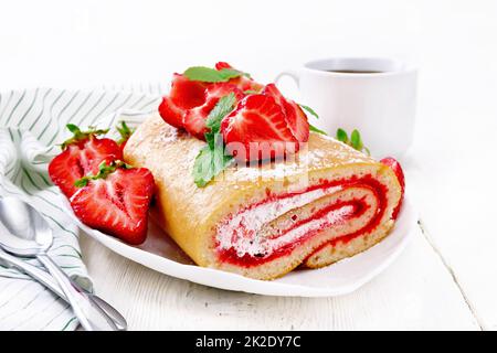 Mit Sahne und Erdbeeren auf dem Teller auf dem Whiteboard Rollen Stockfoto