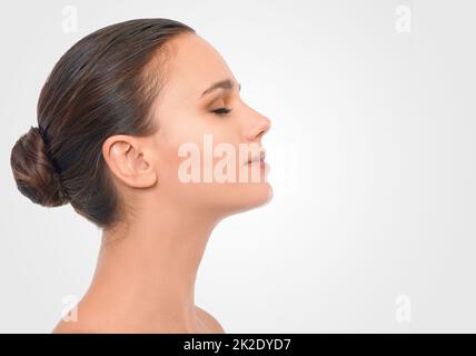 Perfektion perfektionieren. Studio-Beauty-Aufnahme einer attraktiven Brünette Frau. Stockfoto