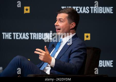Austin, TX, USA. 22. September 2022. Der US-Verkehrsminister PETE BUTTIGIEG eröffnet das Texas Tribune Festival 2022 mit einem Interview mit dem Tribune-Redakteur Evan Smith (nicht gezeigt) im historischen Paramount Theatre in der Innenstadt von Austin. Buttigieg ist das erste offen schwule Kabinettsmitglied in der Geschichte der USA. (Bild: © Bob Daemmrich/ZUMA Press Wire) Stockfoto