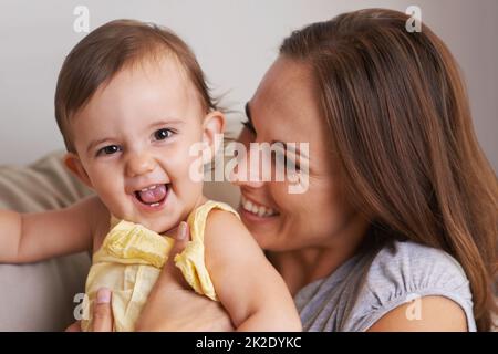 Sie bringt mich die ganze Zeit zum Lachen. Nahaufnahme Porträt einer lachenden Mutter und Tochter. Stockfoto