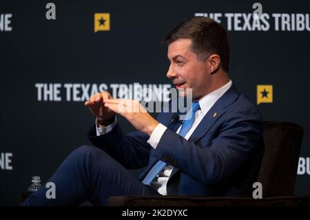Austin, TX, USA. 22. September 2022. Der US-Verkehrsminister PETE BUTTIGIEG eröffnet das Texas Tribune Festival 2022 mit einem Interview mit dem Tribune-Redakteur Evan Smith (nicht gezeigt) im historischen Paramount Theatre in der Innenstadt von Austin. Buttigieg ist das erste offen schwule Kabinettsmitglied in der Geschichte der USA. (Bild: © Bob Daemmrich/ZUMA Press Wire) Stockfoto