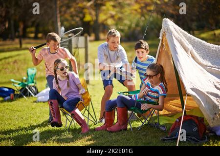 Einfach nur auf dem Campingplatz chillen. Aufnahme einer Gruppe junger Freunde, die auf ihrem Campingplatz herumhängen. Stockfoto