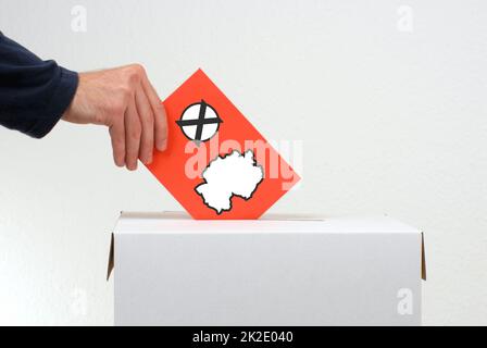 Briefumschlag und Wahlurnen: Wahlen in Deutschland Stockfoto