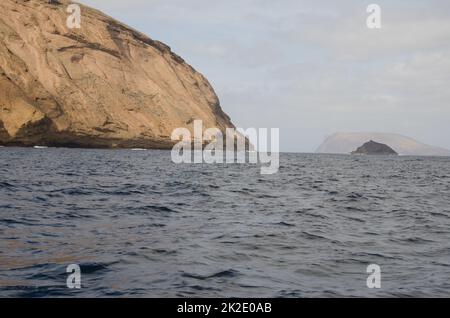 Montana Clara, Roque del Oeste und Alegranza im Hintergrund. Stockfoto