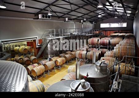 Der Weinherstellungsprozess. Weinfässer und Gärbehälter in einer Fabrik. Stockfoto