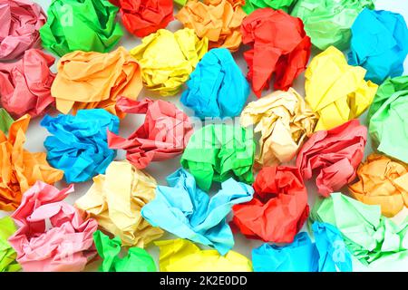 Hintergrund mit farbigen zerknitterten Papieren Stockfoto