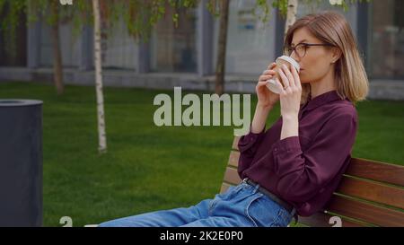 Geschäftsfrau macht eine Pause von der Arbeit Stockfoto