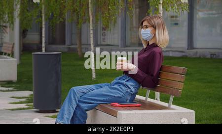 Geschäftsfrau auf Bank im Park Stockfoto