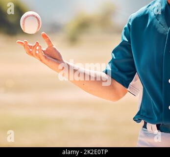 Sportball, Baseballspieler und Spielerin auf einem Feld oder Spielfeld für Übungen, Trainings oder ein Turnierspiel im Freien. Hand der weiblichen Athletin, die ein spielt Stockfoto