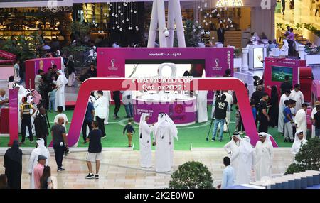 Kuwait-Stadt, Kuwait. 22. September 2022. Besucher besuchen einen Messestand der FIFA Fußball-Weltmeisterschaft 2022 in Katar, im Al Farwaniyah Governorate, Kuwait, 22. September 2022. Quelle: Asad/Xinhua/Alamy Live News Stockfoto