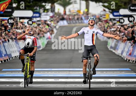 Antonio Morgado aus Portugal und der Deutsche Emil Herzog im Einsatz beim Straßenrennen der Junioren bei den UCI Road World Championships Cycling 2022 in Wollongong, Australien, Freitag, 23. September 2022. Die Worlds finden vom 18. Bis 25. September statt. BELGA FOTO DIRK WAEM Stockfoto