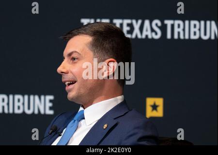 Austin, TX, USA. 22. September 2022. Der US-Verkehrsminister PETE BUTTIGIEG eröffnet das Texas Tribune Festival 2022 mit einem Interview mit dem Tribune-Redakteur Evan Smith (nicht gezeigt) im historischen Paramount Theatre in der Innenstadt von Austin. Buttigieg ist das erste offen schwule Kabinettsmitglied in der Geschichte der USA. (Bild: © Bob Daemmrich/ZUMA Press Wire) Stockfoto
