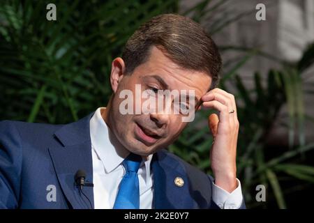 Austin, TX, USA. 22. September 2022. Der US-Verkehrsminister PETE BUTTIGIEG eröffnet das Texas Tribune Festival 2022 mit einem Interview mit dem Tribune-Redakteur Evan Smith (nicht gezeigt) im historischen Paramount Theatre in der Innenstadt von Austin. Buttigieg ist das erste offen schwule Kabinettsmitglied in der Geschichte der USA. (Bild: © Bob Daemmrich/ZUMA Press Wire) Stockfoto