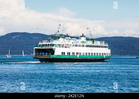 Eine Washington State Ferry in der Nähe von Orcas Island auf den San Juan Islands, Washington, USA. Stockfoto