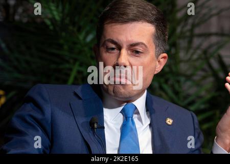 Austin, TX, USA. 22. September 2022. Der US-Verkehrsminister PETE BUTTIGIEG eröffnet das Texas Tribune Festival 2022 mit einem Interview mit dem Tribune-Redakteur Evan Smith (nicht gezeigt) im historischen Paramount Theatre in der Innenstadt von Austin. Buttigieg ist das erste offen schwule Kabinettsmitglied in der Geschichte der USA. (Bild: © Bob Daemmrich/ZUMA Press Wire) Stockfoto